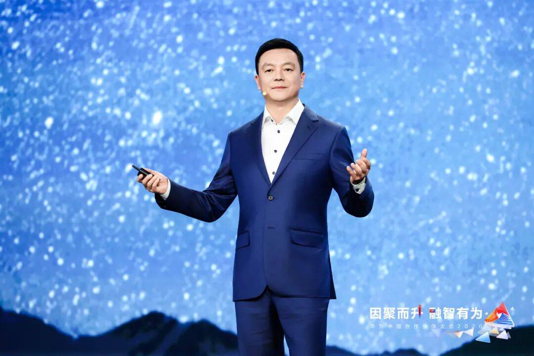 穿西装的人站在水里描述已自动生成