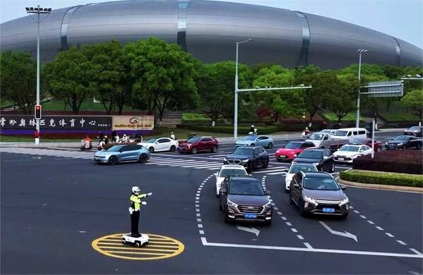 苏超开赛：墨甲交警机器人上岗常州，护航揭幕战