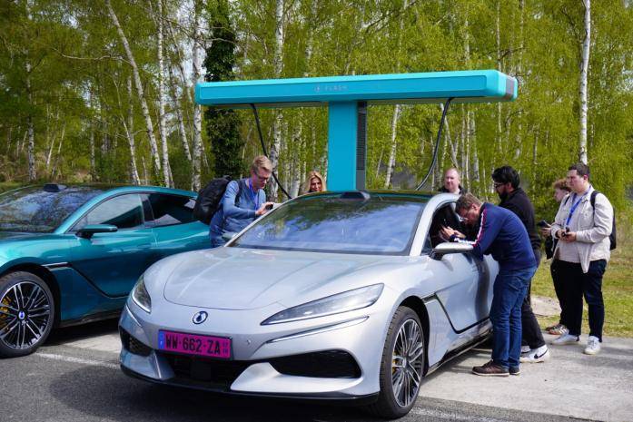 12136225361612894600