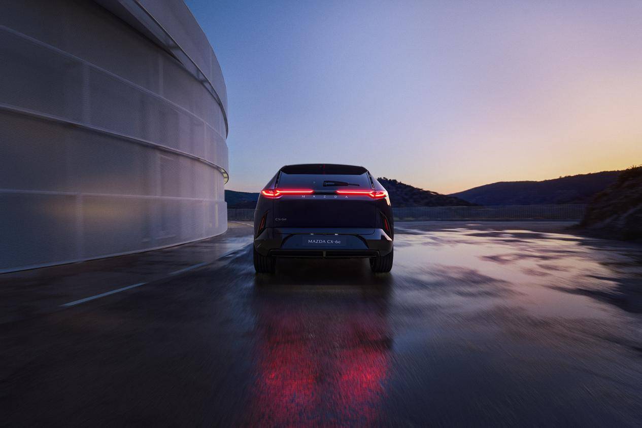 2025_CX-6e_GER_LHD_C009_EXT_Rear_Nightfall_Violet_High+_72dpi