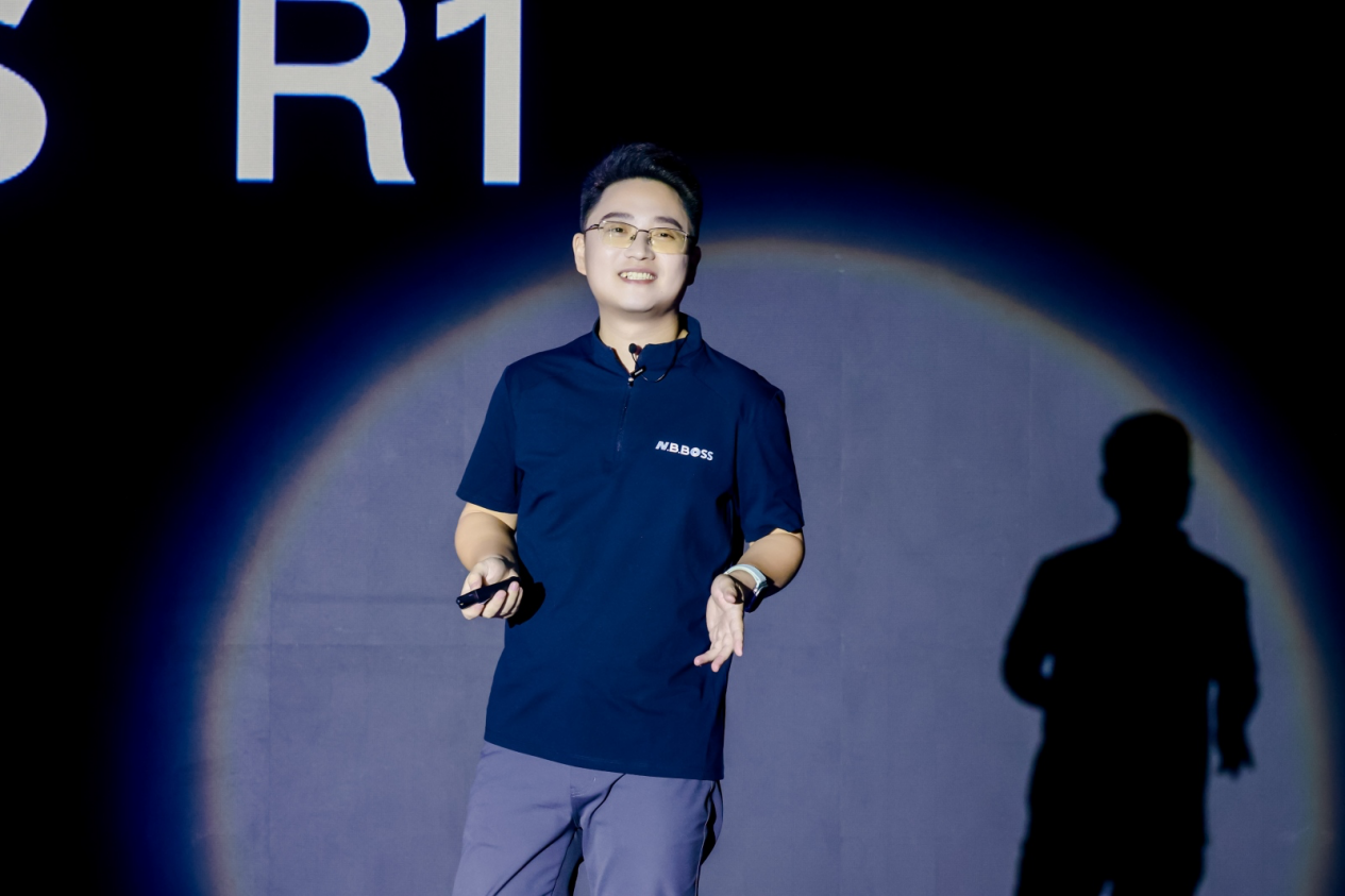 NBBOSS R1全球首发：从算盘到AI外脑，商业工具迎来“第四物种”