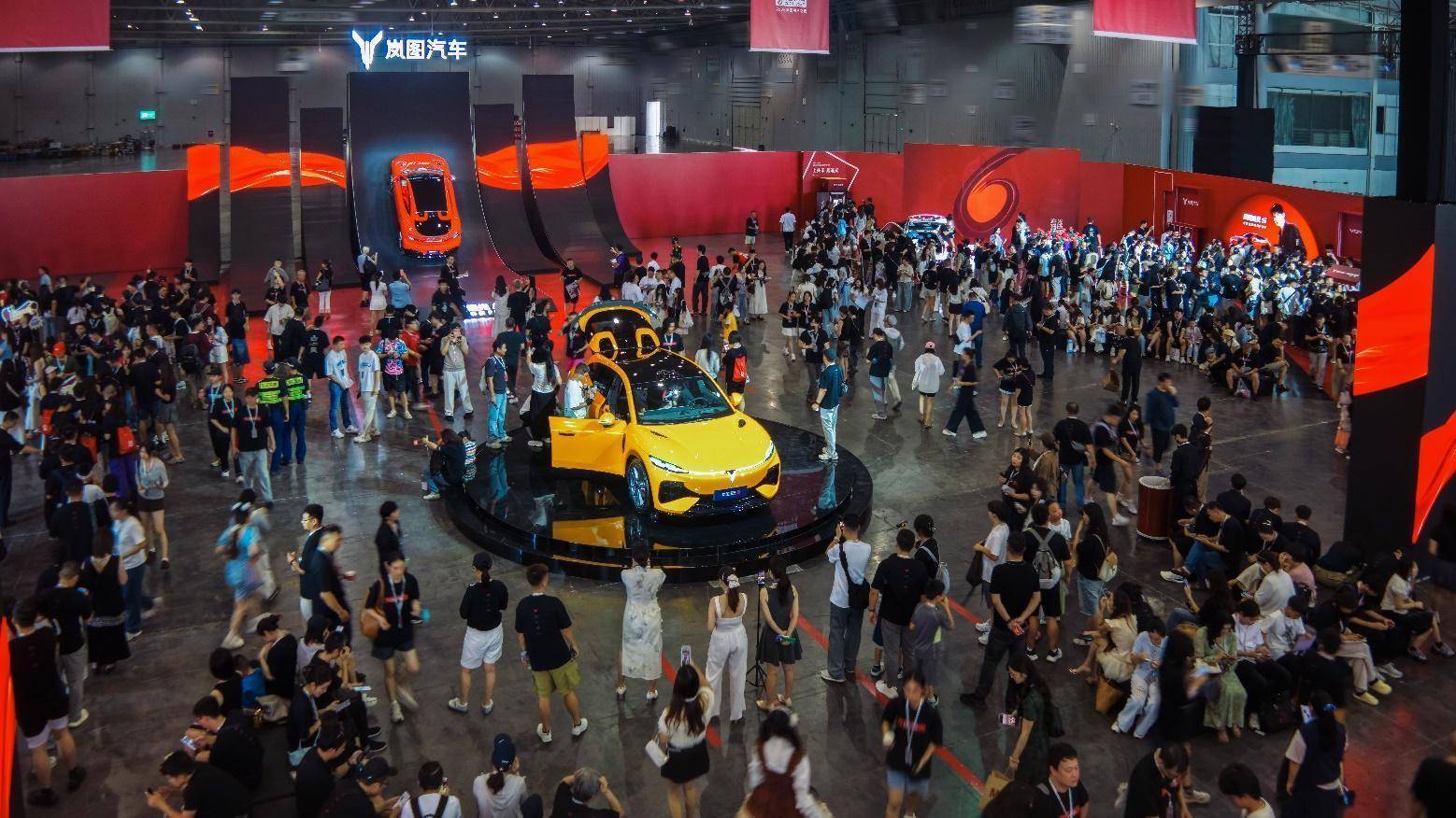 2026岚图用户之夜在成都盛大举行!“追光现场”见证六年向上路