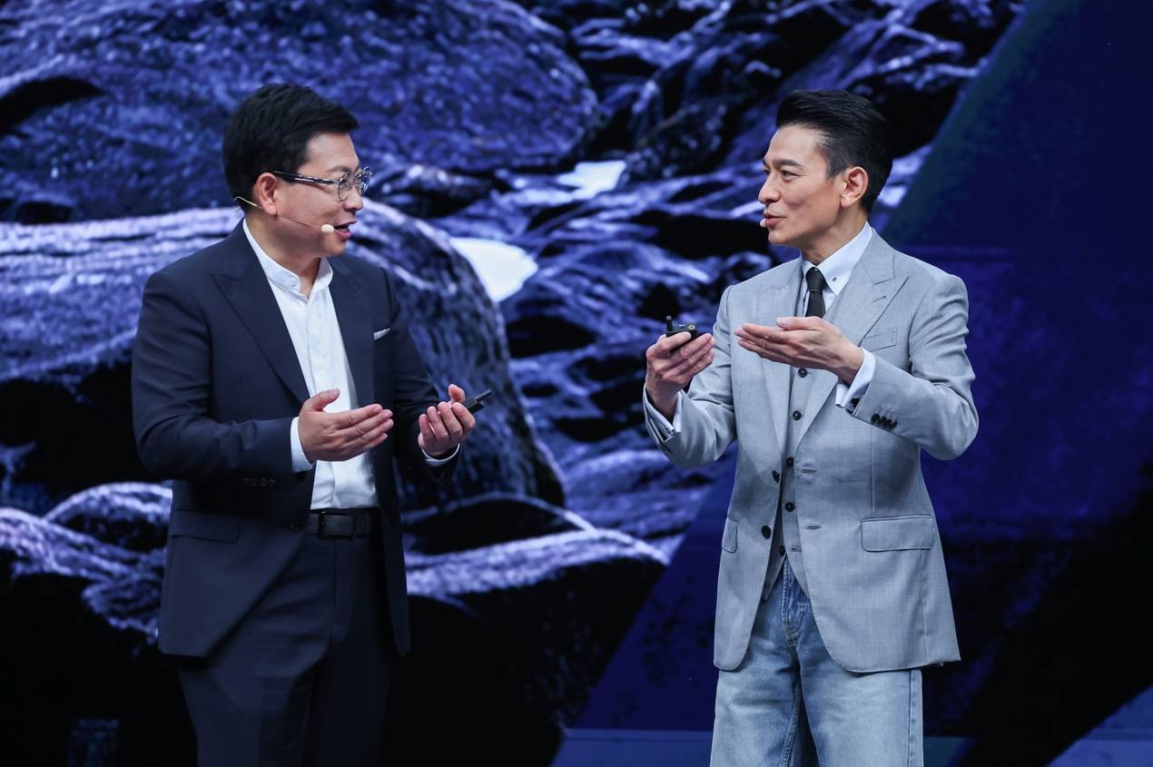 人生不是单选题：华为Mate XT 2 非凡大师正式发布，刘德华登台演讲