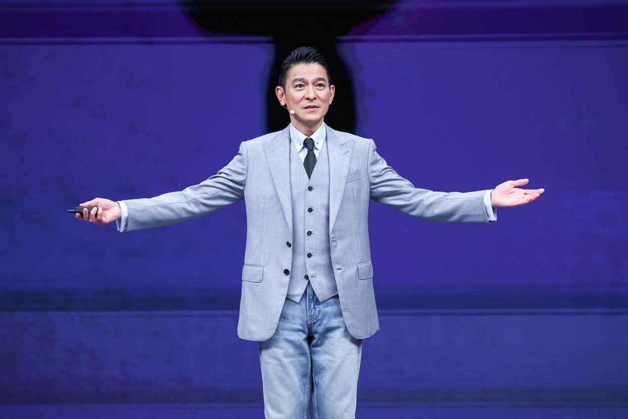 人生不是单选题:华为Mate XT 2 非凡大师正式发布,刘德华登台演讲