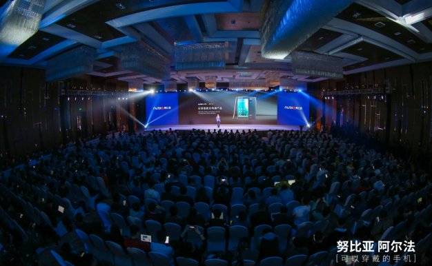 腕上微信+凌空交互，一篇文章帮你看懂柔性屏腕机努比亚阿尔法